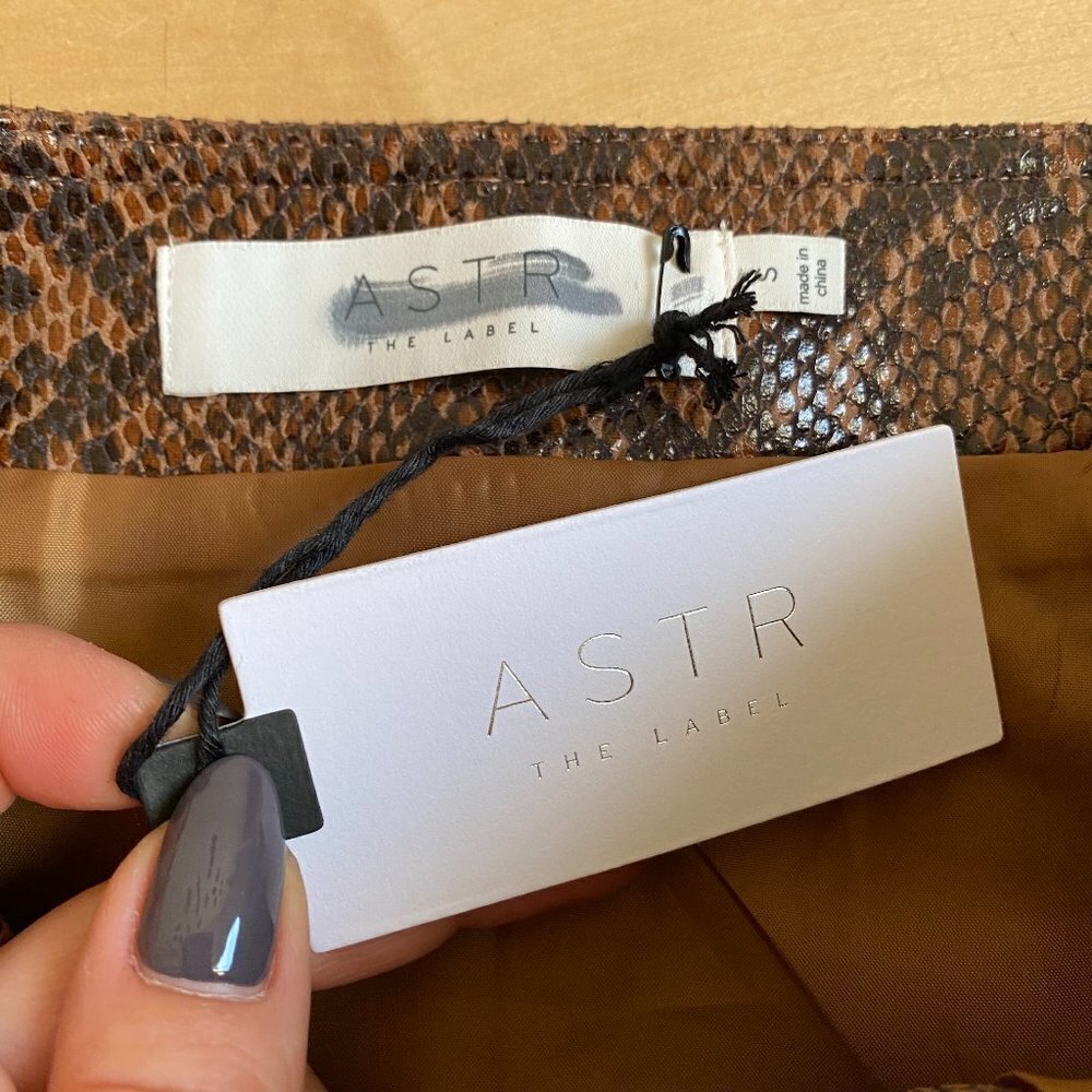 ASTR BNWT snake print front snap mini skirt S NWT - image 5